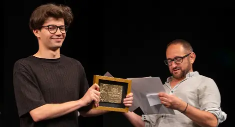 Победителят Бюрхан Керим получи наградата си от директора на театъра Боян Иванов. Снимка: Явор МИЧЕВ, ДТ &bdquo;Сава Огнянов&ldquo;