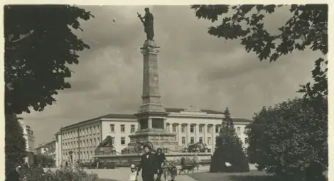 Централният площад със сградата на Съдебната палата. Пощенска картичка.