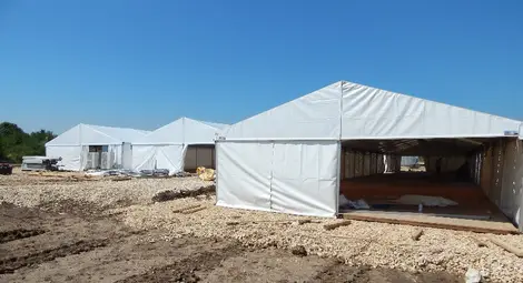 Част от палатките, в които ще спят участниците в учението, вече са издигнати. 		                   Снимка: Красимир СТОЯНОВ