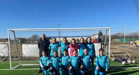 Женският футболен &bdquo;Дунав&ldquo; държи здраво на два фронта