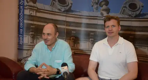 Пекински студенти свирят на пиано на 16 ръце в уникален концерт на &bdquo;Алегра&ldquo;