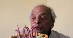 Полк. Александър Влайков с юбилеен медал за столетието си