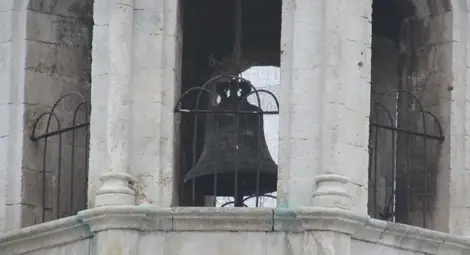 137-годишната камбана е подарък на селото от руския подполковник Григориев.  			Снимки: Русе Медиа