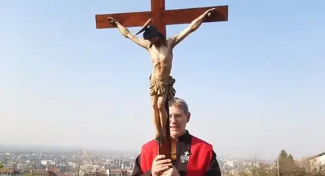 Отец Валтер Горра благослови Русе от Левента