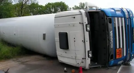 Обърната цистерна с газ заплашва с взрив