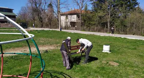 Кметският наместник в ДЗС лично се включи в облагородяването на квартала Кметският наместник в ДЗС лично се включи в облагородяването на квартала