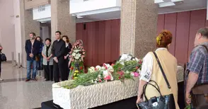 Аплодисменти изпратиха Минко Минков в последния му път към небесната сцена