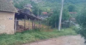 Червена вода побеля след 20-минутна градушка