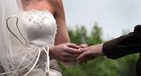 Заблеян германски жених забрави булката си на бензиностанция 