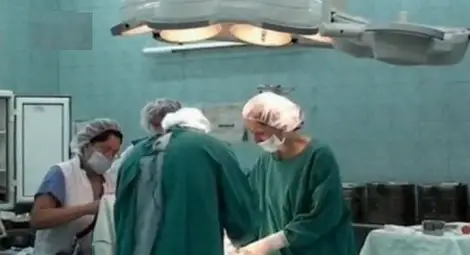 Извадиха 3 кг кучешка тения от черния дроб на млад мъж