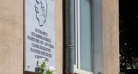 Валентин Колев поднесе венец и цветя пред къщата, където е живял Вазов