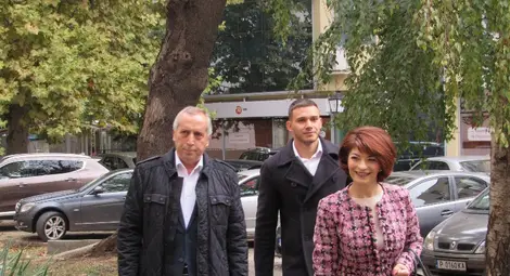 Десислава Атанасова, проф. Михаил Илиев и Георги Кръстев внесоха документите на ГЕРБ-СДС в Районната избирателна комисия.