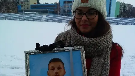 Дизайнерката Петя Бонева зарадва халфа с нарисуван от нея негов портрет. Снимки: Георги ХРИСТОВ