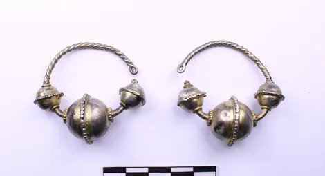 Медни наушници с позлата, Средновековен град Червен