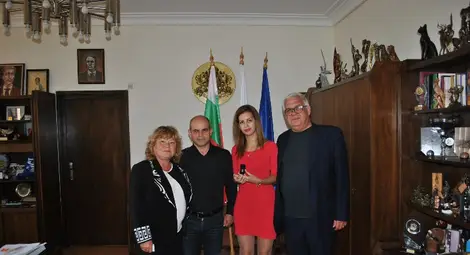 Кметът връчи значка &bdquo;Русе&ldquo; на внучката на Васил Попилиев