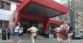 Танцьори и пациенти на Oнкоцентъра се хванаха на общо хоро на открито