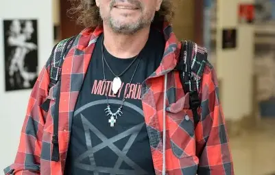 Оги Балканджиев бие цветна контра  на черно-белия живот и коронавируса