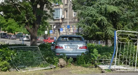 БМВ &bdquo;паркира&ldquo; в градинката до дирекцията на МВР