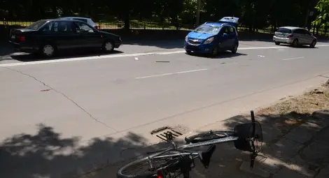 Завиване прати 70-годишен колоездач в болницата