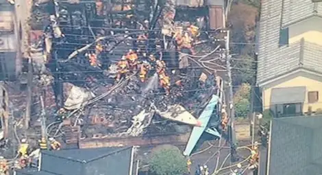 Самолет падна върху жилищни сгради до Токио