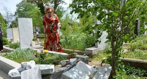 Надгробна плоча разбита на парчета от вандали въпреки камерата отсреща