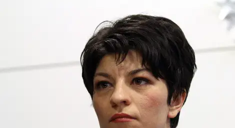 Мая Манолова захапа жлъчно Десислава Атанасова