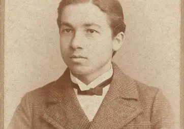 Снимка на д-р Петър Колчев Пандурски, като ученик в VII-редовен клас в Русенска мъжка гимназия „Княз Борис“ (реален отдел) - 20 февруари 1900 г. Снимка на д-р Петър Колчев Пандурски, като ученик в VII-редовен клас в Русенска мъжка гимназия „Княз Борис“ (реален отдел) - 20 февруари 1900 г.