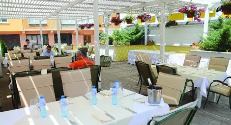 &bdquo;Ана палас&ldquo; посреща гости на живописна тераса с прясна риба и обедно меню