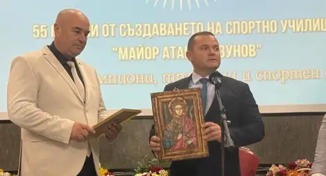 На тържеството в Канев център директорът на Спортното училище беше удостоен с плакет от кмета Пенчо Милков /на снимката/ и знака на областния управител Драгомир Драганов.