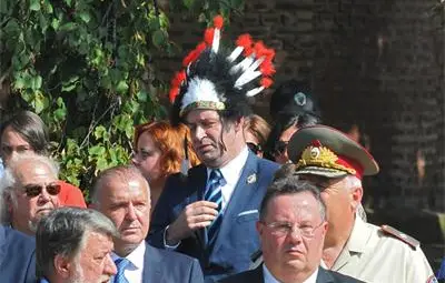 Бившият син общинар Николай Гацев е мъжът с индиански пера на празника на София