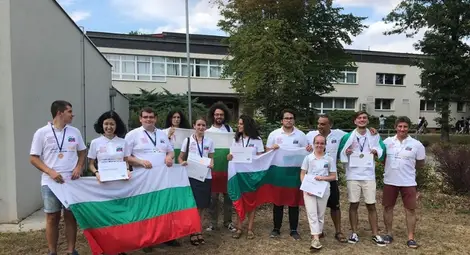 Националният отбор по лингвистика с медалите и грамотите от международната олимпиада. Националният отбор по лингвистика с медалите и грамотите от международната олимпиада.