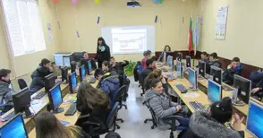 Гимназия „Буров“ откри кабинет с 27 компютъра със собствени пари и дарения