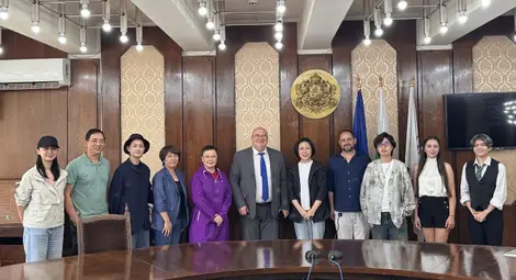 Заместник-кметът на Русе Енчо Енчев приветства китайски актьори преди спектакъла им &bdquo;Среща сред цъфналите праскови&ldquo;