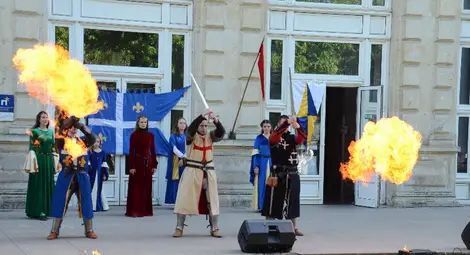 Руски рицари танцуваха с  огън и мечове пред Доходното