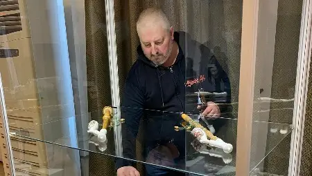 Преподавател в университета показва над 100 свои лули в изложба в музея