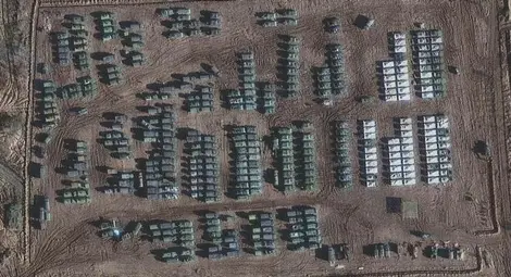 Сателитна снимка на руска военна техника до границата с Украйна
