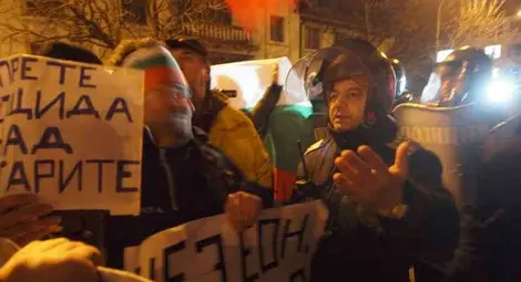 Участник в протеста във Варна - намушкан с нож