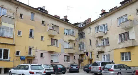 Шест сдружения очакват подписа на  Бурджиев в договорите за саниране