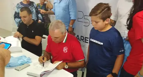 Христо Стоичков получи екип на „Дунав“ с великата осмица Христо Стоичков получи екип на „Дунав“ с великата осмица