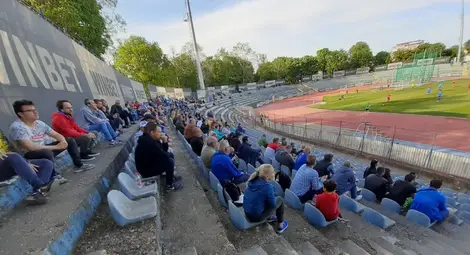 Феновете изгледаха мача срещу &bdquo;Черноломец&ldquo; в такива условия.     Снимка: Васко ТОДОРОВ