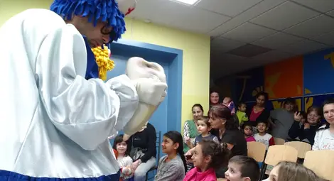 Рисунки и спектакъл подариха куклениците на болни дечица