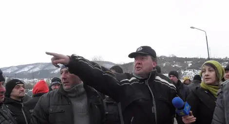 Цистерна едва не прегази протестиращите миньори в Бобов дол