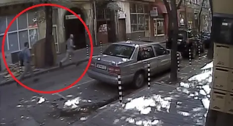 Тези двамата бягат след убийството на арабина на Женския пазар