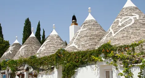 Поклоннически маршрути водят до писаните манастири в Румъния и трулите в Алберобело