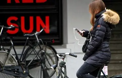 Холандия забранява използването на телефон по време на каране на велосипед