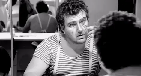 Баритонът Венцеслав Анастасов се подготвя в гримьорната на Русенска опера да влезе в ролята на Риголето.                                                        Снимка: Личен архив