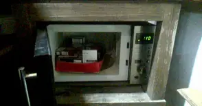 Собственик на барче превърнал фурна в скривалище за цигари