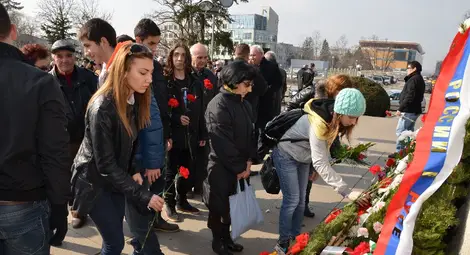 Венци и цветя отрупаха Альоша за руския празник на мъжете