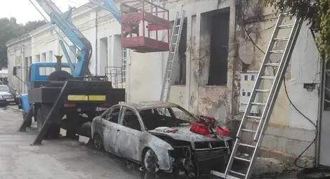 Работна група от &bdquo;Енерго-Про&ldquo; възстановява тока в къщата, до която се е запалила колата. Снимка:Авторът