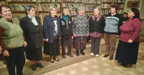 Дамите от „Зонта“ дариха книги  на читалището в Каран Върбовка